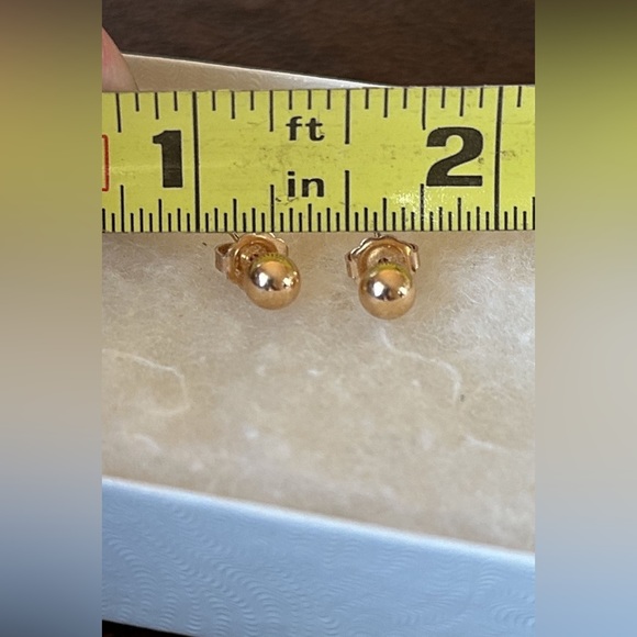 14k Gold Three Pairs Of Earrings -Studs - Leaves - Grapes - Picture 4 of 6